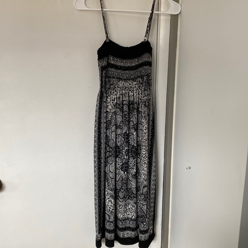 Maxi sun dress black and white. Scrunchy top half size medium